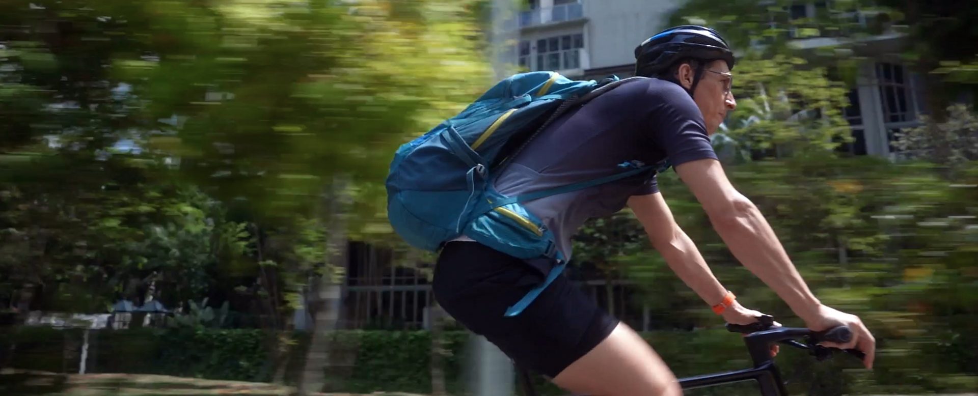 Martin Wehling, General Manager, DZ BANK Singapore, fährt mit dem Fahrrad durch Singapore