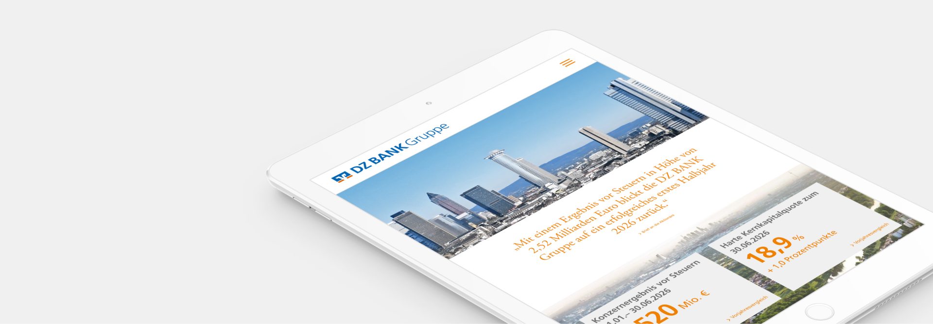 Das Bild zeigt ein Tablet (vermutlich ein iPad), auf dessen Bildschirm eine Webseite oder ein digitales Magazin mit einer Stadtansicht und einigen Texten sowie Preisen dargestellt wird. Der Bildschirminhalt scheint sich mit Immobilien oder Mietangeboten zu befassen.