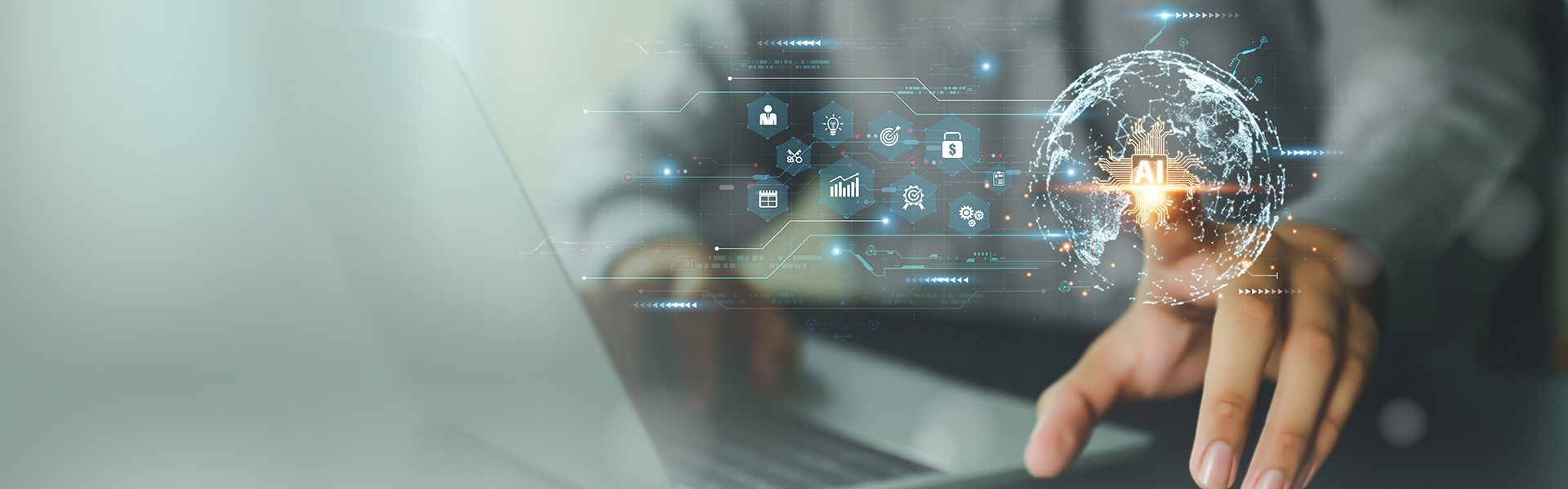 Das Bild zeigt eine Person, die an einem Laptop arbeitet. Im Vordergrund ist eine Hand zu sehen, die auf eine Tastatur tippt. Über der Hand ist eine digitale, holografische Darstellung einer Weltkugel mit Vernetzungen und Symbolen eingeblendet, die Technologie und Digitalisierung suggerieren. Das Bild vermittelt den Eindruck von moderner Technik, Innovation und globaler Vernetzung.