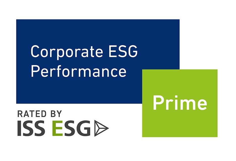 Das Bild stellt ein Zertifikat oder Abzeichen dar, das eine Bewertung von ISS ESG für die "Corporate ESG Performance" eines Unternehmens zeigt. Der "Prime" Status im hellgrünen Feld impliziert, dass das Unternehmen eine hohe Bewertung in seiner Umwelt-, Sozial- und Governance-Performance erreicht hat, basierend auf den Kriterien von ISS ESG.