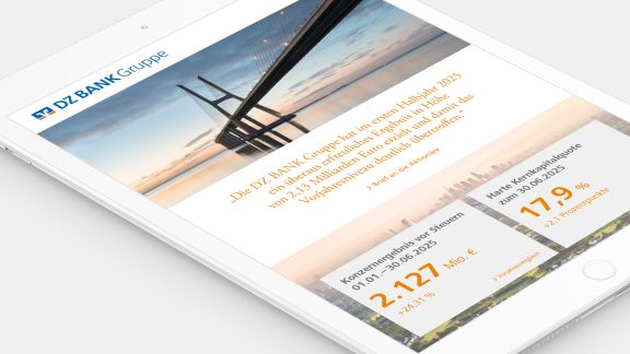 Das Bild zeigt ein digitales Dokument oder Flyer der DZ BANK Gruppe auf einem Tablet-Bildschirm. Im oberen Bereich ist ein Bild von einer weiten Brücke bei Sonnenuntergang zu sehen, das möglicherweise symbolisch für Verbindungen oder Überbrückungen von einem Ort zum anderen steht.

Der Text auf dem Dokument hebt folgende Punkte hervor:

1. **DZ BANK Gruppe**: Bezug auf eine deutsche Unternehmensgruppe, die im Finanzdienstleistungssektor tätig ist.

2. **Finanzindividuellen Einsparungen von 2,127 Mrd. Euro**: Offensichtlich bezieht sich der Text auf finanzielle Leistungen oder Einsparungen, die die DZ BANK Gruppe ihren Kunden oder Investoren im Jahr 2023 bieten konnte.

3. **Gesamtzahl der institutionellen Investoren**: Die Zahlen (2,127 und 17,9) könnten die Anzahl oder die Höhe der Investitionen widerspiegeln, wobei "institutionellen Investoren" den Fokus auf jene Kunden legt, die größere finanzielle Ressourcen verwalten.

Zusammengefasst vermittelt das Bild eine professionelle Darstellung der Marktleistungen und Services der DZ BANK Gruppe sowie die Fähigkeit, bedeutende wirtschaftliche Einsparungen für ihre Kunden zu erzielen.