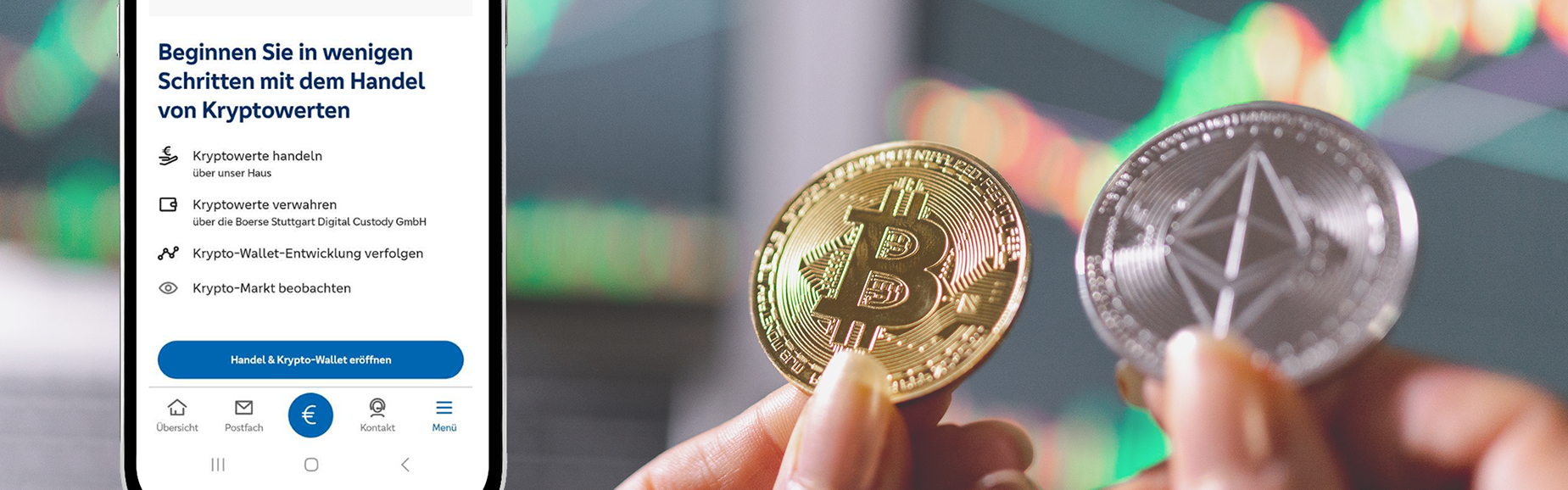 Das Bild zeigt zwei Hände, die jeweils eine physische Münze von Bitcoin und Ethereum halten, vor einem Hintergrund mit Börsengrafiken. Neben den Händen befindet sich der Bildschirm eines Smartphones, auf dem Text steht, der sich auf den Handel mit Kryptowährungen bezieht.