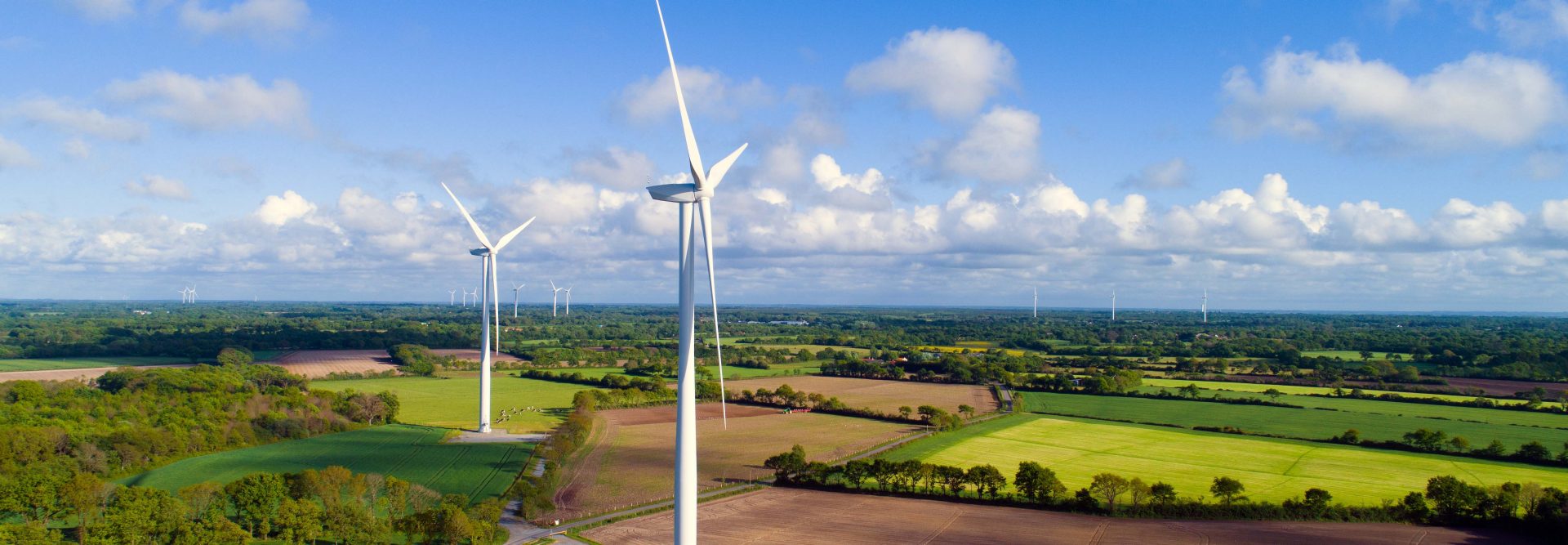 Windräder auf Feldern 