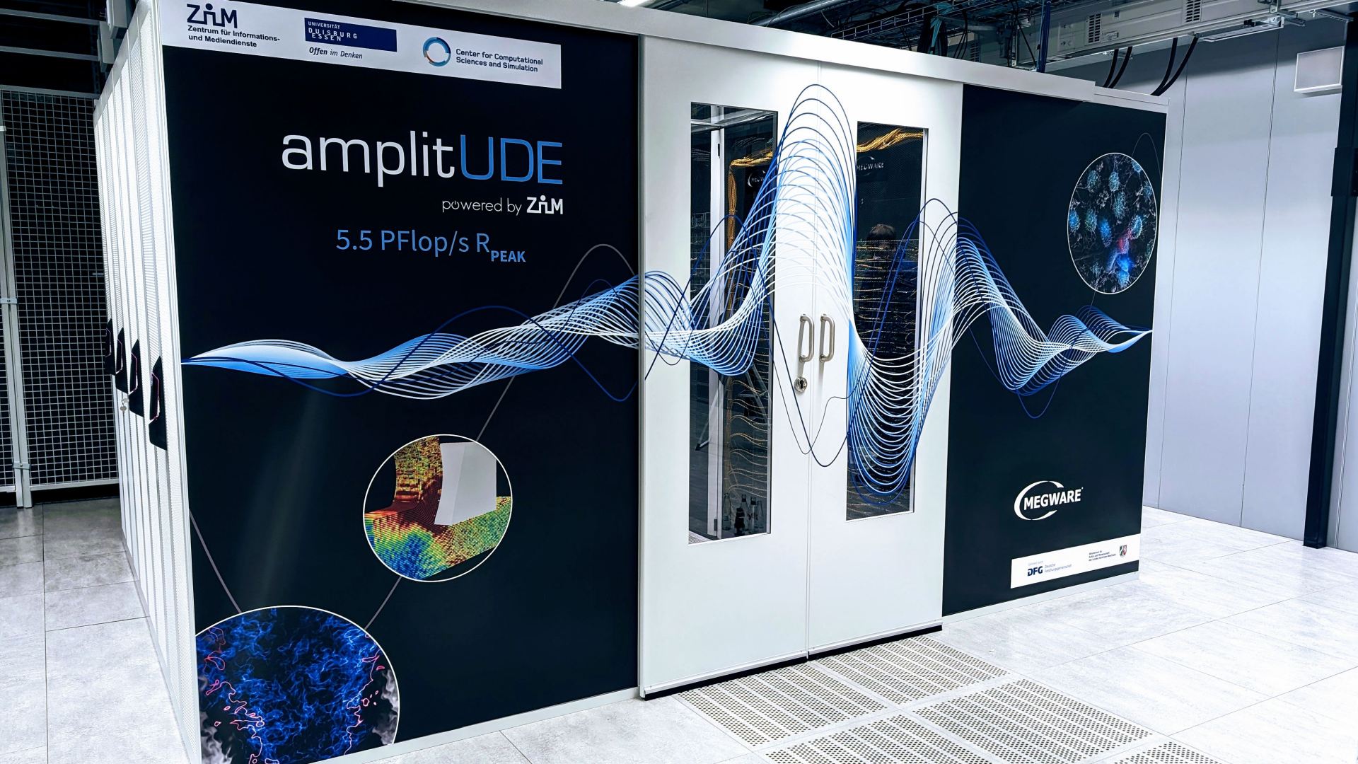 Das Bild zeigt einen Hochleistungsrechner bzw. Supercomputer mit dem Namen "amplitUDE". Dieser steht offenbar in einem Rechenzentrum. Auf dem Gehäuse sind grafische Darstellungen von Datenströmen oder Schallwellen sowie wissenschaftliche Abbildungen zu sehen. Die Beschriftung nennt eine Rechenleistung von 5,5 PFlop/s R_max. Das Gerät gehört offenbar zur Universität Duisburg-Essen (UDE) und ist am Zentrum für Informations- und Medientechnologien (ZIM) angesiedelt.