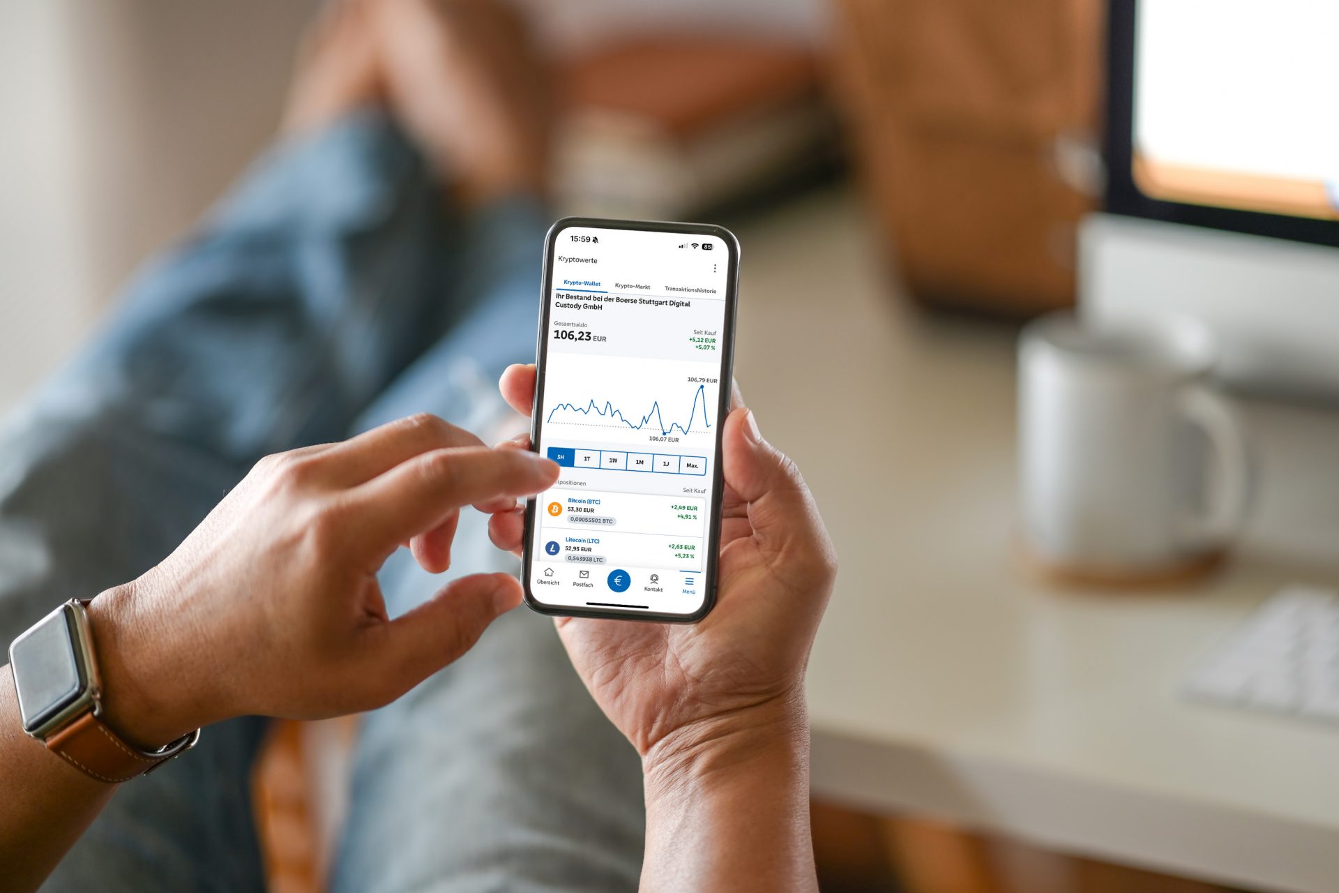 Das Bild zeigt eine Person mit einem Smartphone in der Hand. Auf dem Bildschirm des Smartphones sind Finanz- oder Aktienmarktinformationen zu sehen. Die Person scheint entspannt zu sein, sitzt möglicherweise auf einem Sofa oder Stuhl und der Fokus liegt auf dem Betrachten der Daten, vermutlich um Investitionen zu verfolgen oder finanzielle Entscheidungen zu treffen. Im Hintergrund kann man einen Tisch oder Schreibtisch mit einer weißen Tasse erkennen, was eine häusliche oder ruhigere Umgebung suggerieren könnte, ideal für konzentrierte Arbeit oder Freizeitaktivitäten.