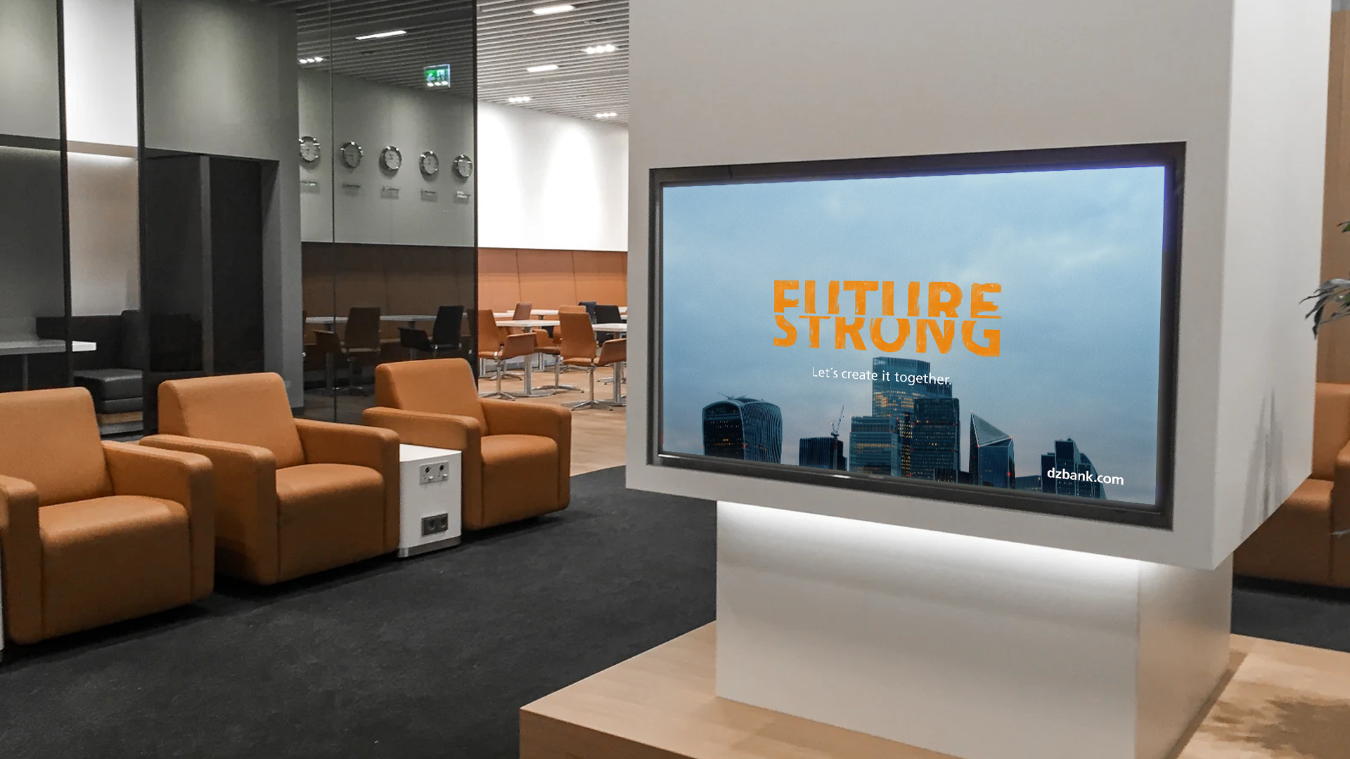 Das Bild zeigt ein modernes Warteraum eines Bürogebäudes. Es wird durch seine elegante Einrichtung und die klare Struktur hervorgehoben. Auf der linken Seite sind hellbraune, komfortable Sessel zu erkennen, die auf einem dunklen Teppich stehen. Der Boden scheint aus einem hochwertigen Material gemacht zu sein, was dem Raum ein professionelles und einladendes Aussehen verleiht.

Im Hintergrund sind Glastüren und eine Wand zu sehen, die möglicherweise in einen Konferenzbereich oder weitere Büroräume führen. Diese lassen den Raum offen und transparent erscheinen.

Im Vordergrund ist ein Bildschirm präsentiert, auf dem in großer Schrift der Slogan „Future Strong” zu sehen ist. Hinter dem Text kann man eine Skyline von modernen, hohen Gebäuden erkennen, was darauf hindeutet, dass das Unternehmen zukunftsorientiert und innovativ ist. Es könnte sich um eine Botschaft handeln, die Optimismus und Stärke in Bezug auf die Zukunft kommuniziert.

Insgesamt vermittelt das Bild ein Gefühl von Professionalität und modernem Design, gepaart mit einer Botschaft der Stärke und des Fortschritts.