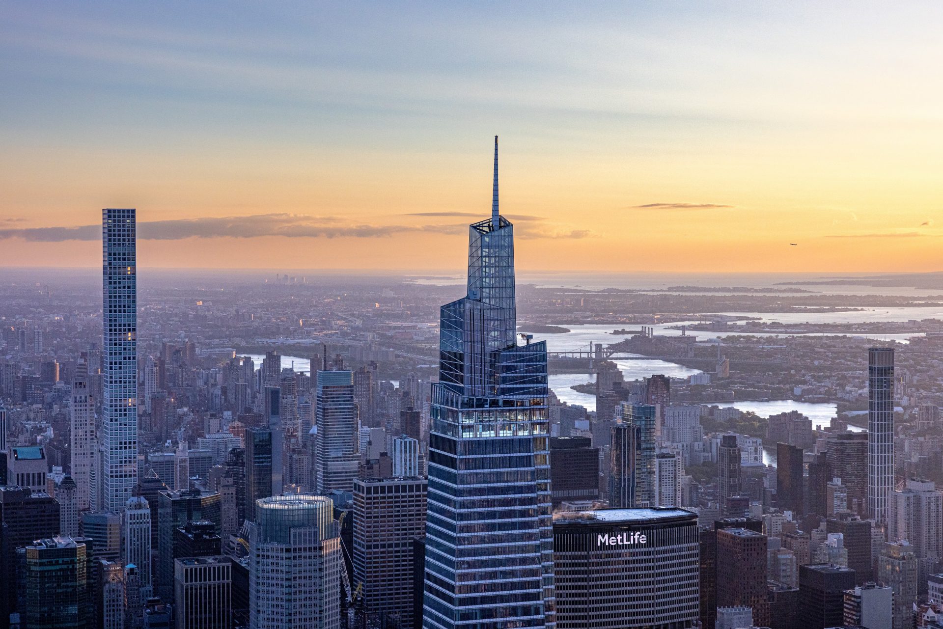 A view on the skyline of Manhattan, New York City, where the DZ BANK branch is located