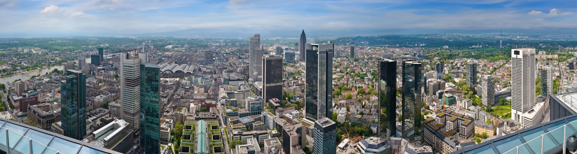Die DZ BANK aus der Vogelperspektive: Blick auf die
Skyline von Frankfurt am Main, Hauptsitz der DZ BANK