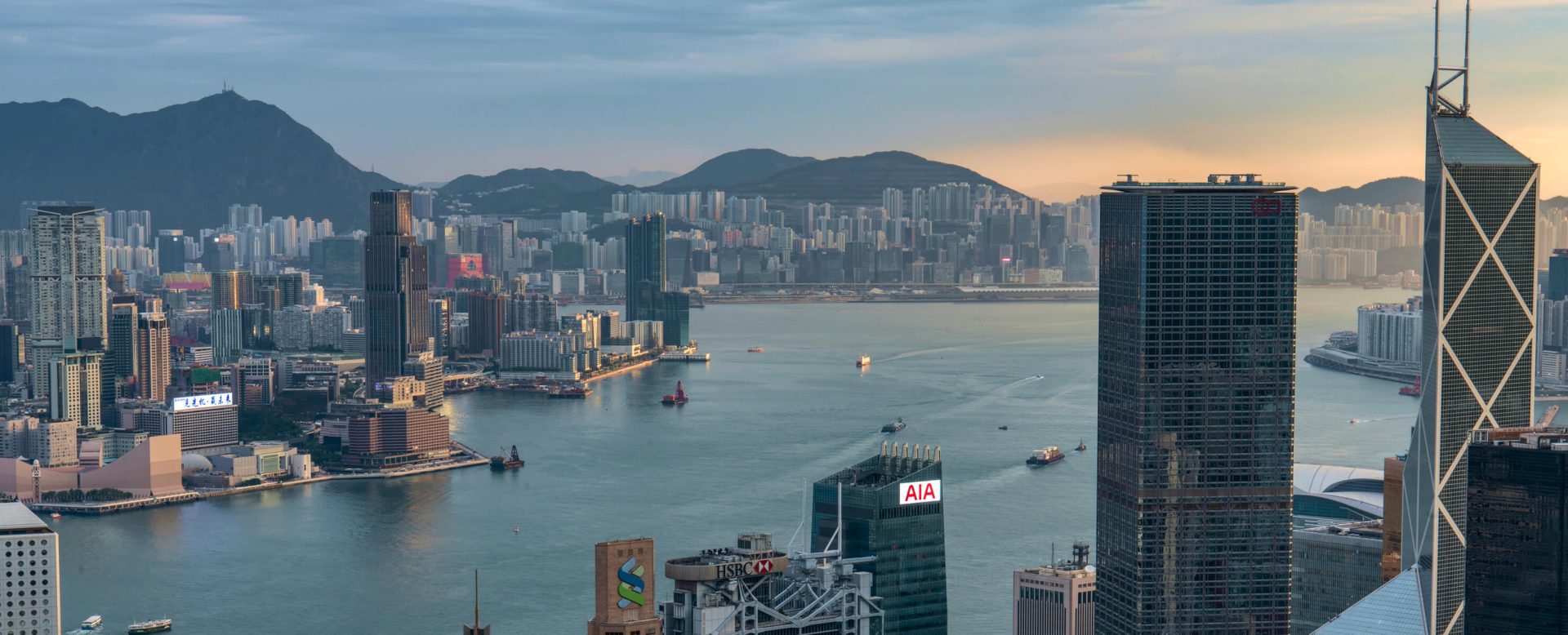 Die Skyline und der Hafen von Hongkong, Sitz der DZ BANK Hongkong