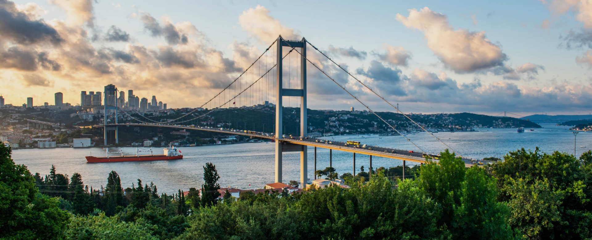Die Skyline von Istanbul mit der Bosporus Brücke, in dieser Stadt befindet sich die Repräsentanz der DZ BANK in der Türkei