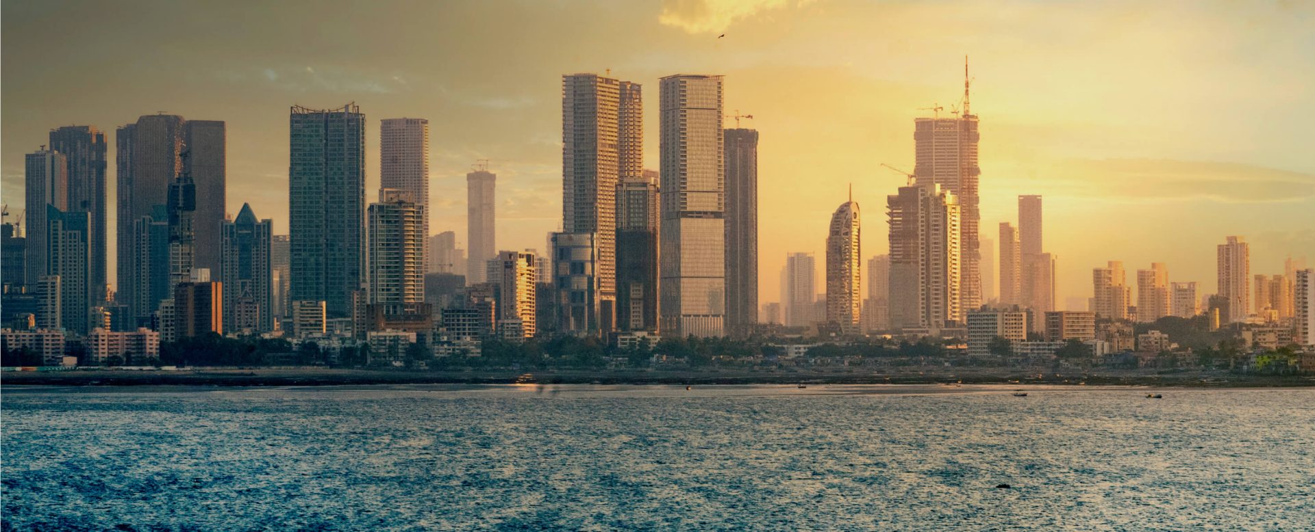 The early evening city skyline of Mumbai, where the DZ BANK representative office for India is located