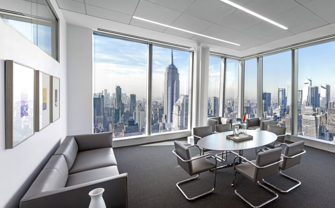 Ein Konferenzraum der DZ BANK New York, im Hintergrund die Skyline von Manhattan.