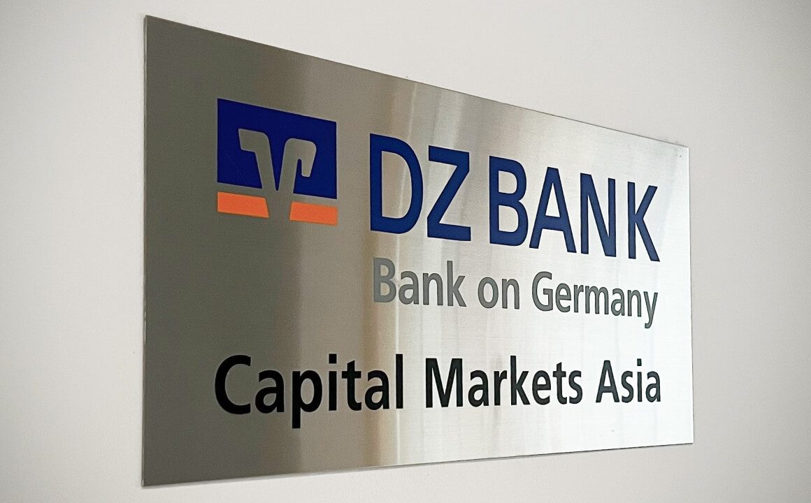 Das Türschild des Bereichs Capital Markets Asia der DZ BANK Singapur mit Logo und Schriftzug der DZ BANK