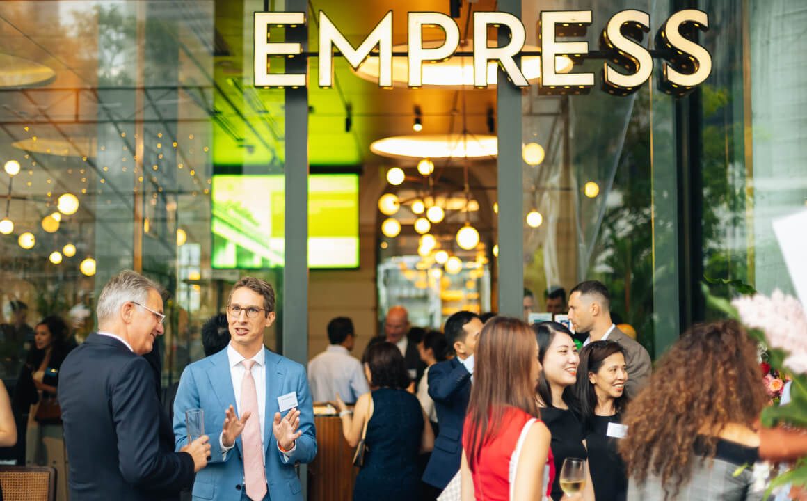 Martin Wehling, General Manager der DZ BANK Singapur, im Gespräch während eines Empfangs.